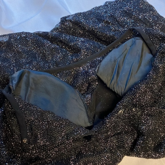 Mrs Lora Women’s Rear-Button Blouse - Picture 5 of 8